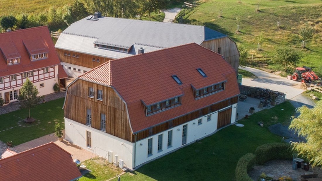 Restauriertes Gästehaus des Dreiseithofs mit Holzfassade
